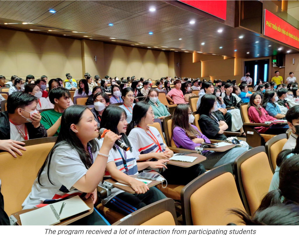 Audience of undergrad students asking questions